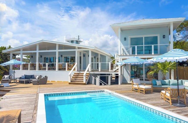 Salt Shaker Villa, 10-15 minutes to Georgetown with sandbar just offshore!