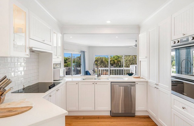 Salt Spray - Luxurious 5 bedroom holiday home in gated estate, close to beach