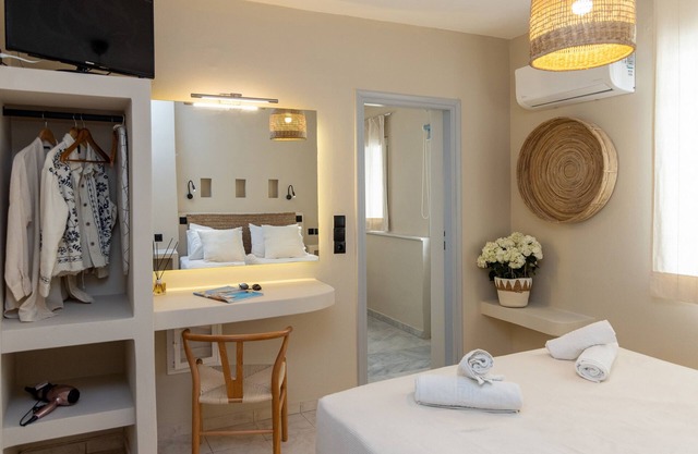 Salt & Stone In Center Of Tinos Luxury Suite