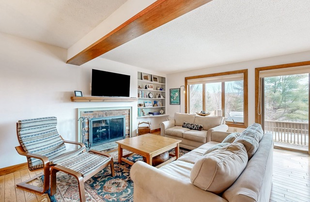 Saltbox townhome with views & fireplace - near Quechee Club, golf, & skiing
