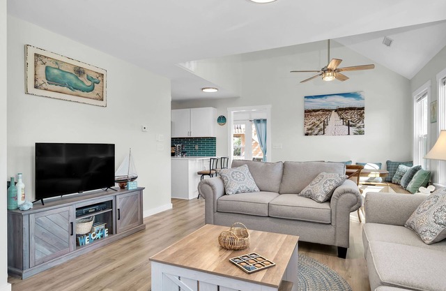 Salty Little Beach House-3BR2BA, sleeps 10, Newly Remodeled!