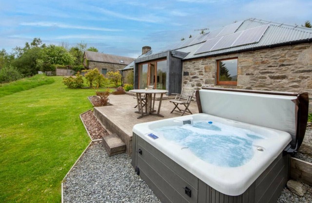 Sam's Cottage with Loch Tay Vistas & Hot Tub