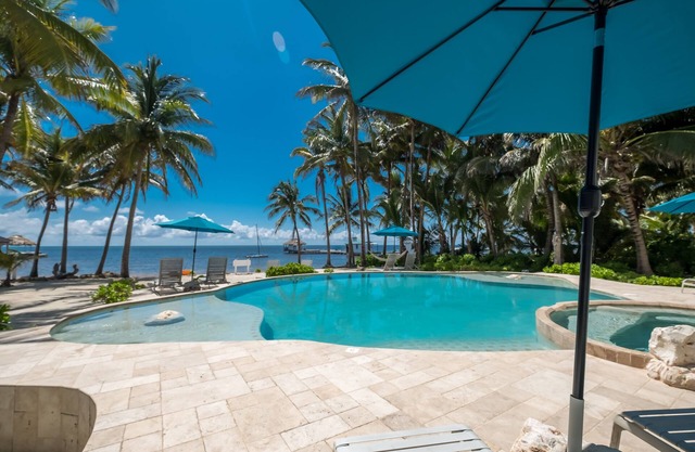 San Pedro's Hidden Treasure. Walk to Town. Beach, Pool, 18+