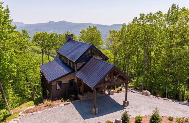 Sanctuary 4bd 3 and a half bath - Luxury Eagles Nest with long views, hot tub, hiking, and more!