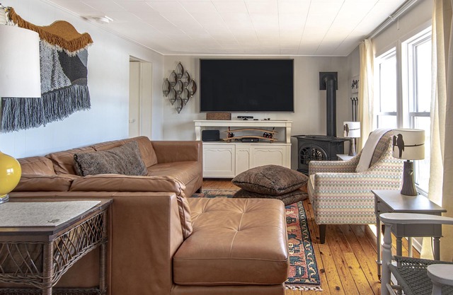 Sanctuary on Marquis, Family Cottage with Hot Tub