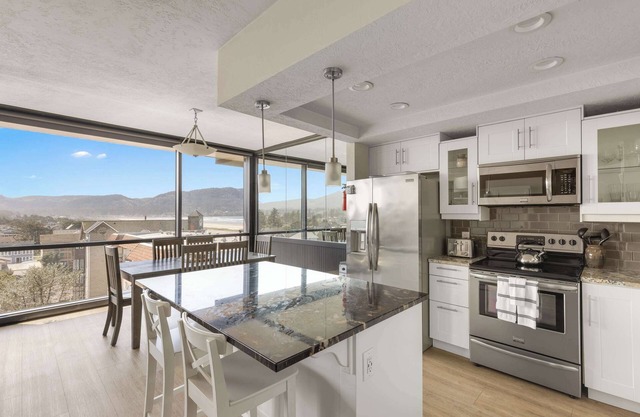 Sand & Sea (614) Tillamook Vista – Top-Floor Lux