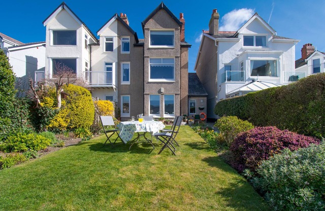 Sandbanks - Two Bedroom Cottage, Sleeps 3