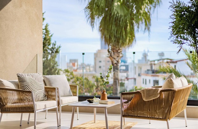 Sanders Breeze - Lovely 2-Bdr Apt with Balcony