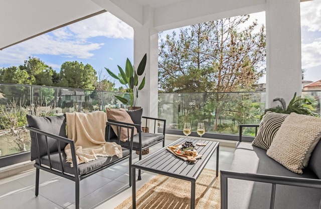 Sanders Triple - Lovely 1-Bdr Apt with Balcony