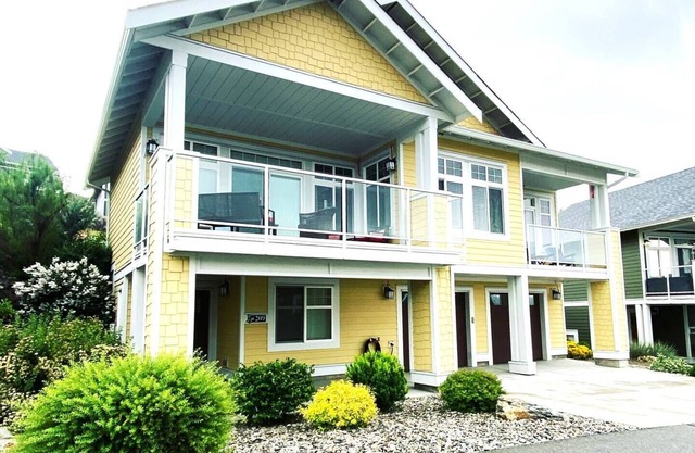 Sandy Feet Retreat - View Cottage with gorgeous open layout