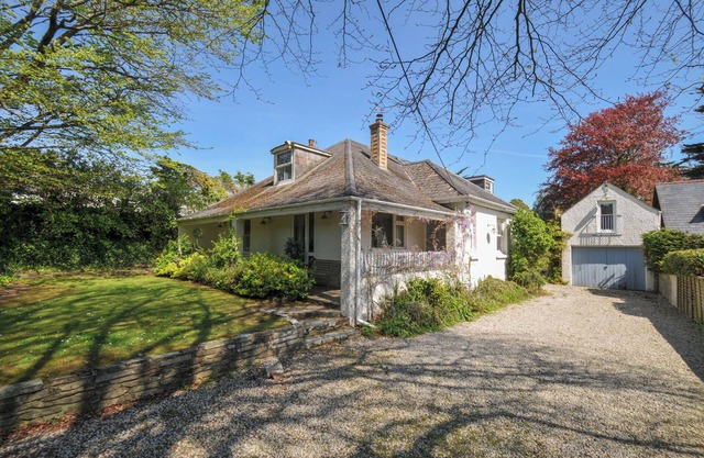 SANDY LODGE ROCK, pet friendly, with open fire in Rock