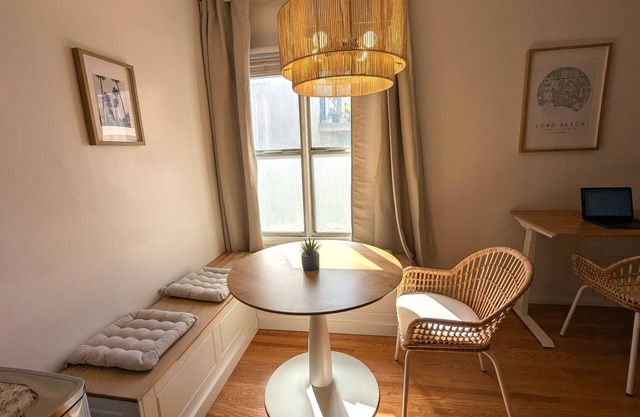 Sandy Shores Apt with AC, Parking & Laundry, 10min walk to beach. Superb WiFi.