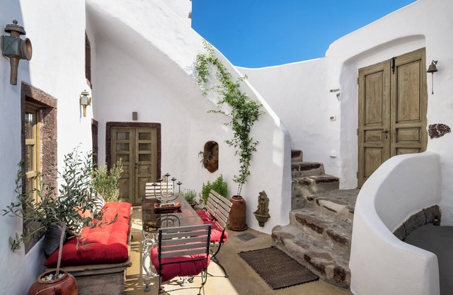 Santorini Vista Legacy Retreat - Live the history, wake to the view!