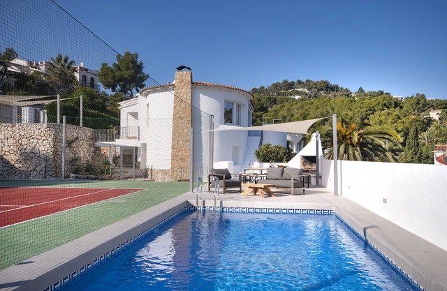Sara 10 p.- modern, family friendly, private pool and tennis court!