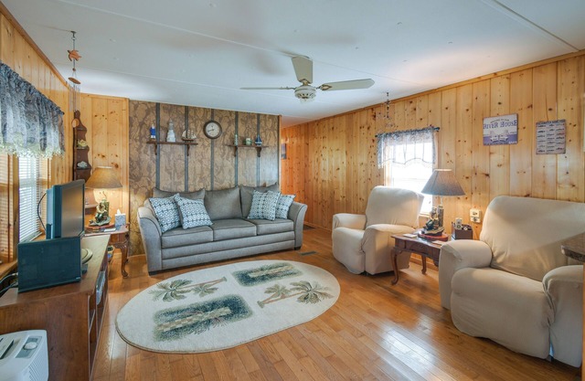 Satsuma Home w/Fire Pit + Dunns Creek Access!