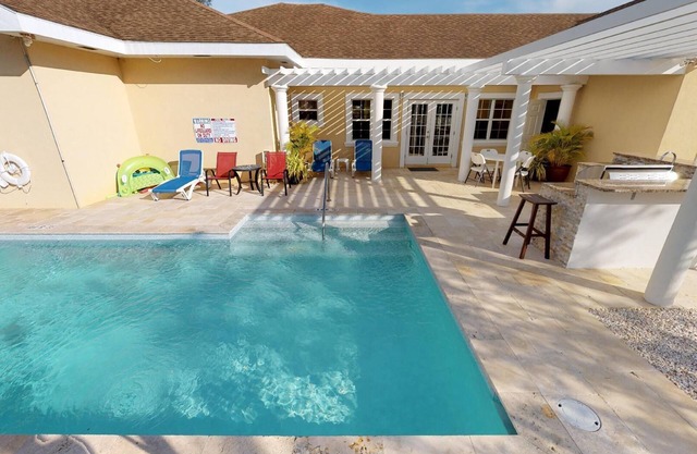 Savhaven - 4 Bed, 4 Bath with Pool, Sleeps 8 (2 minutes away from Spotts Beach)