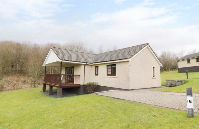 SAVITA COTTAGE, family friendly, with pool in Dailly
