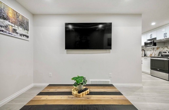 Say Cheese Private Entrance 2BD Suite KingBD