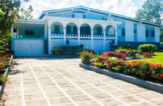Scarlett Hall Hideaway 4Br/3Ba,Runaway Bay, St Ann, JA, Property w/WiFi andAC