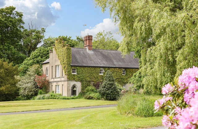 SCARVAGH HOUSE, luxury holiday cottage in Loughbrickland