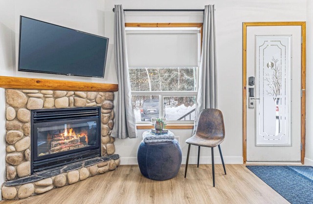 Scenic 2BR Haven w/MTN Views + Near DT Banff!