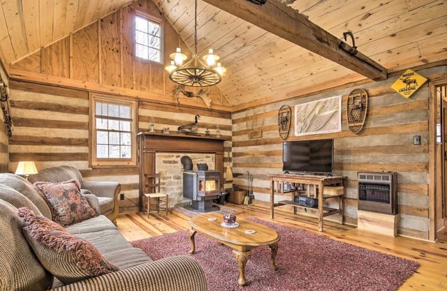 Scenic Cabin w/ Deck & Fire Pit - Near Hiking!