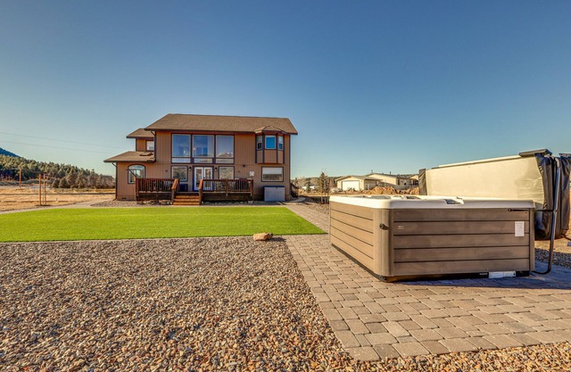 Scenic Flagstaff Home w/Hot Tub & Mountain Views