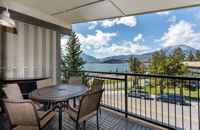 Scenic Lake/Mountain Views, Pool/Hot Tub. Walk to Amphitheater, Central to 7 World-Class Ski Resorts