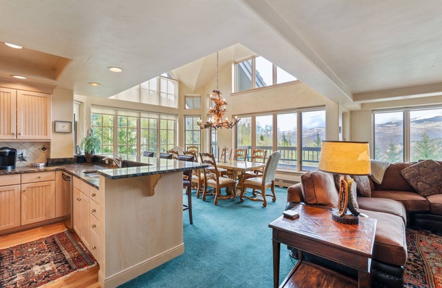 Scenic Penthouse Condo for 10, Ski In at Pines Lodge! by RedAwning