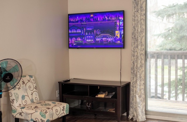 Scenic Private Room: Near Bow River's Beauty house