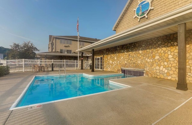 Scenic Riverside Suites: Your Award-Winning Escape Awaits | 4 Units