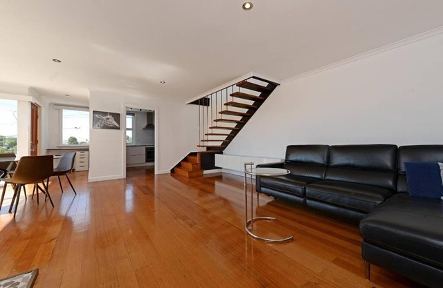 Scenic Sandy Bay Villa close City