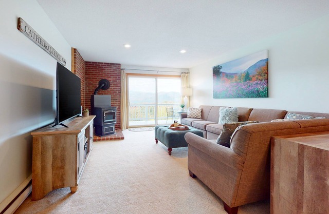 Scenic year-round retreat with amazing mountain views & tennis courts