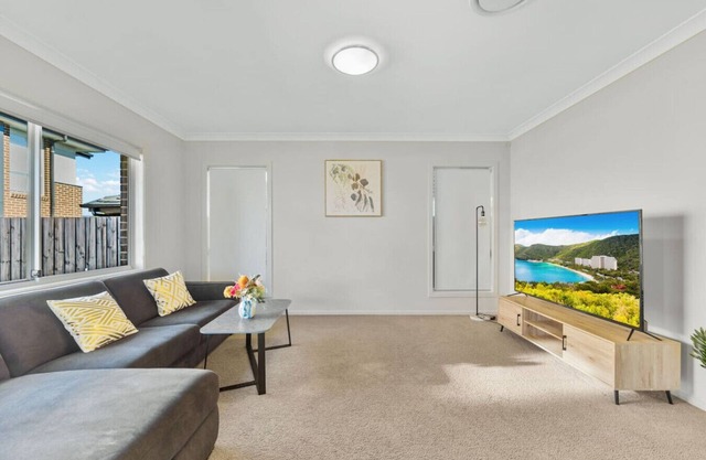 Schofields 4Bedroom House -Parking & Cooking