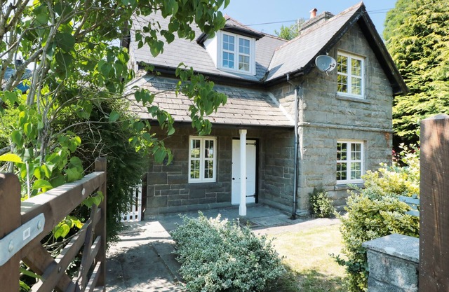 SCHOOL HOUSE, pet friendly, with open fire in Builth Wells