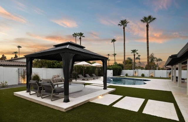 Scottsdale Clubhouse | Pool, Spa & Golf Simulator