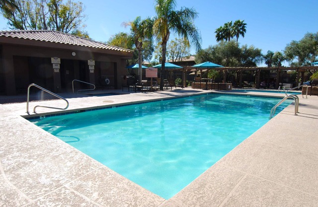 Scottsdale Condo ,Ground Floor, Fast Wi-Fi, King Bed, Hot tub/Pools, Gated