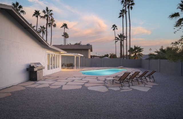 Scottsdale Lux Home 7 beds, 5 TVs, pool, pets ok, jetted tub, large private yard
