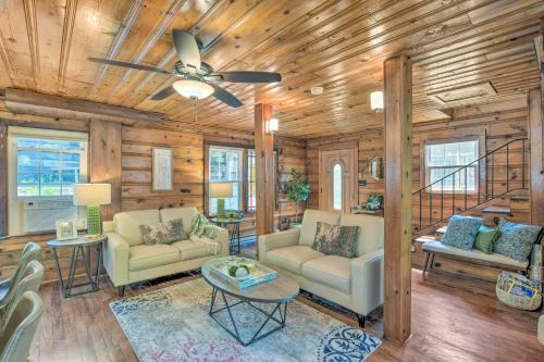 Screened Porch and Grill Waterfront Landrum Cottage