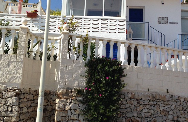 Sea and castle views, 200 m to beach, 10 mins walk to town, private garden