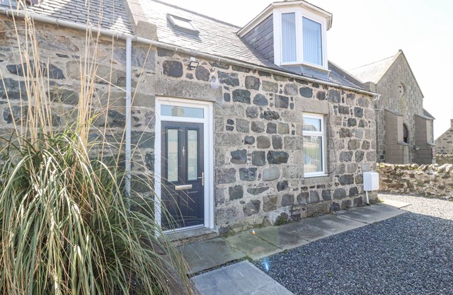 SEA BREEZE ST COMBS, pet friendly, with a garden in St Combs