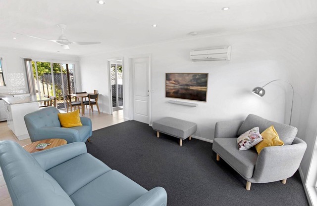 Sea Breeze - Wander along the esplanade or enjoy the foreshore walking tracks