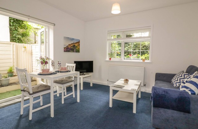 SEA BREEZES, romantic, character holiday cottage in Crantock