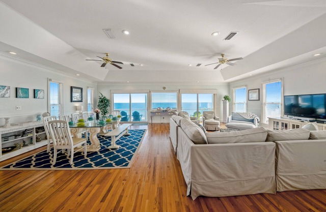 Sea Chalet: 5BR Beachfront Home in Plantation- Sleeps 14, Pet Friendly!