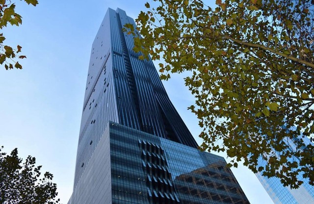 Sea & City-view High Rise QB Apt w/WiFi, Pool, Gym near Tram, Bus, SkyBus, Train