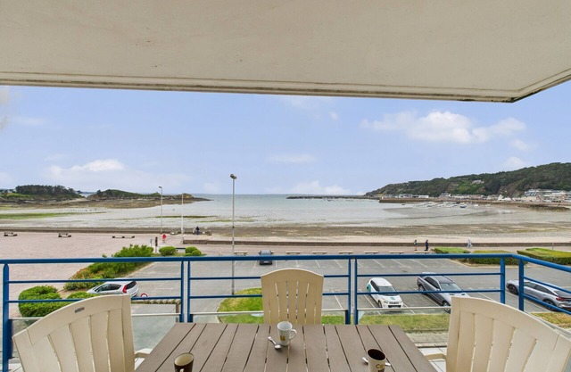 Sea view – 25m from beach, sleeps 4