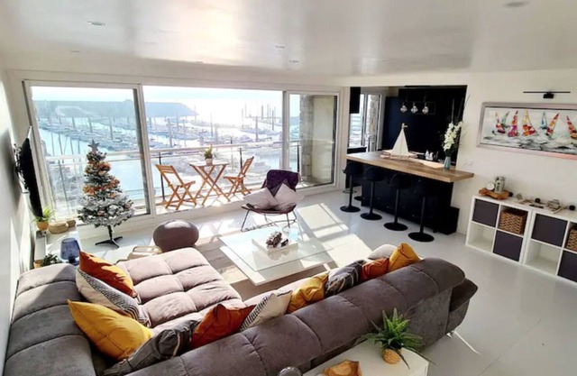 Sea view apartment completely renovated 80m2 on the port