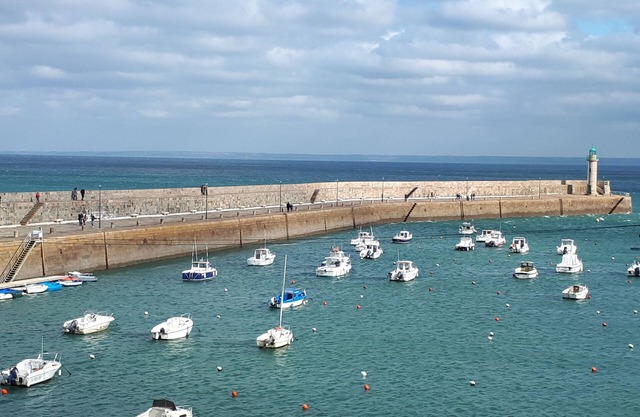 Sea view apartment 50 m from the beach.