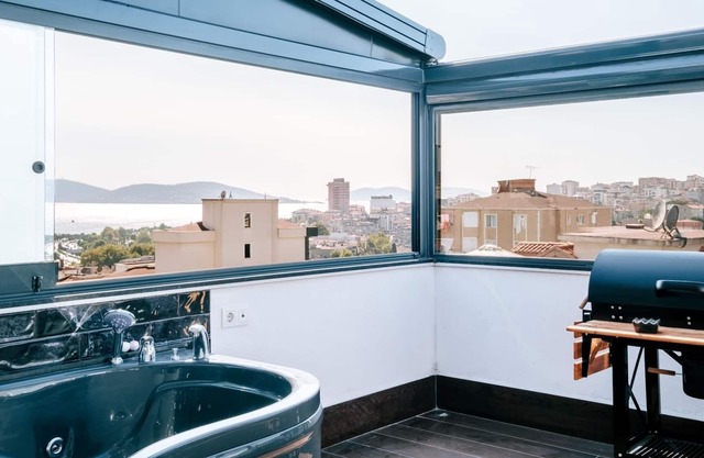 Sea View Flat w Terrace, Jacuzzi Near Kartal Coast