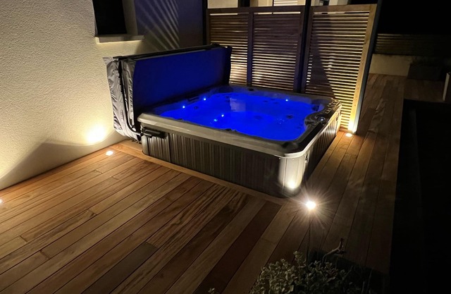 Sea view, jacuzzi, 5 bedrooms, enclosed garden, pets allowed